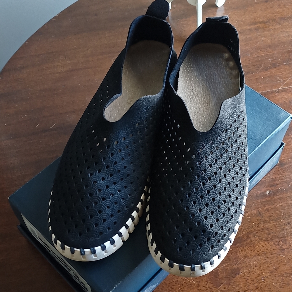 ISLE JACOBSEN Black comfort shoes.